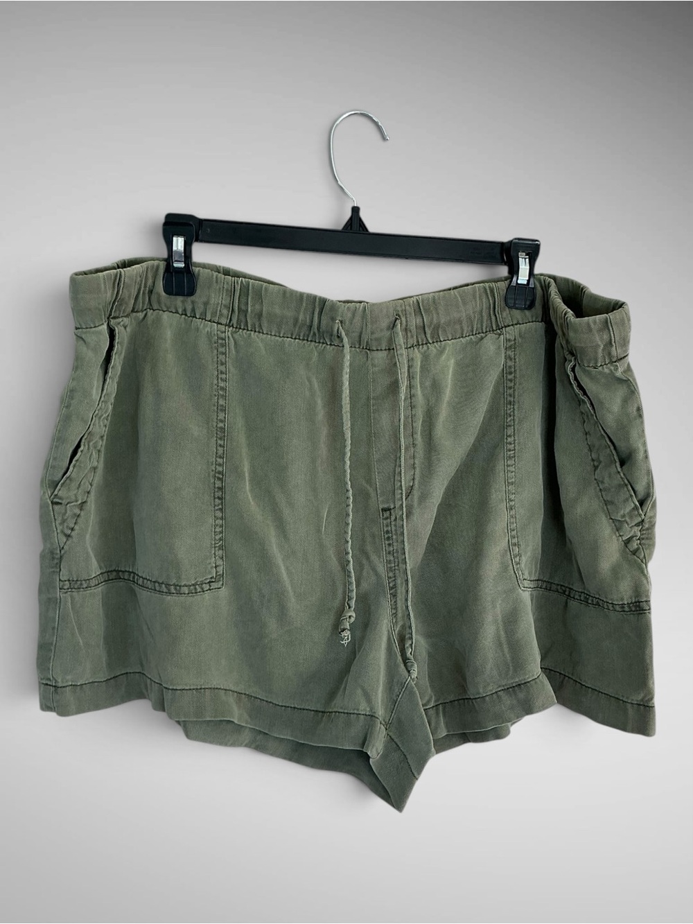 Gap Women’s Utility Pull On Shorts Olive Green Lyocell Size XL 16